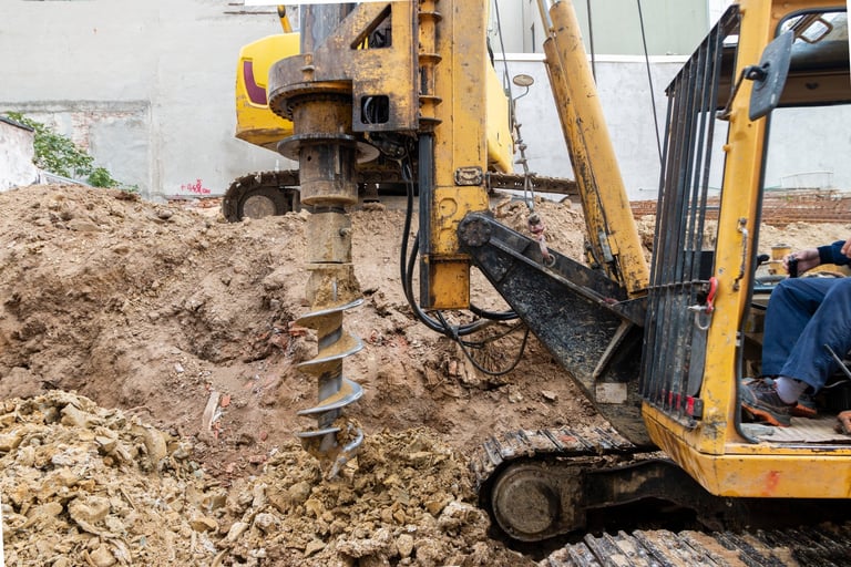 Хидравлична сондажна машина пробива земята